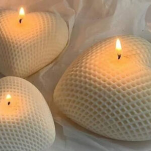 Contiene: Vela aromática de corazón de 10 x 9 centímetros con un delicioso aroma floral. DETALLES: La vela aromática Milky Co. está elaborada a mano en pequeños lotes, a base de una mezcla de ceras, principalmente soya.