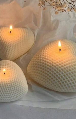 Contiene: Vela aromática de corazón de 10 x 9 centímetros con un delicioso aroma floral. DETALLES: La vela aromática Milky Co. está elaborada a mano en pequeños lotes, a base de una mezcla de ceras, principalmente soya.